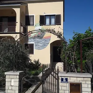 https://apartments-mirela-porec.in-istria.net